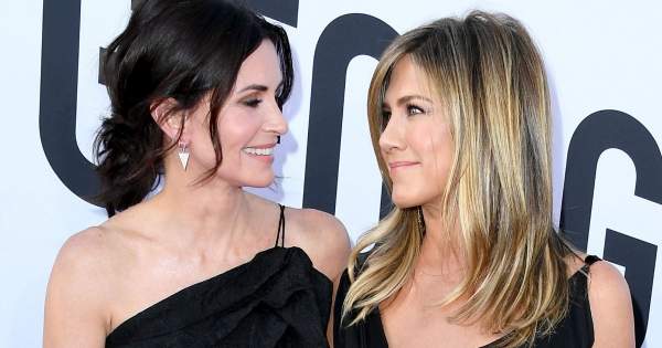 Borítókép: Még ő maga sem hiszi el! Courteney Cox végre megkapta első Emmy-jelölését a Jóbarátokért