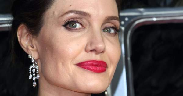 Borítókép: Angelina Jolie megmutatta: hogyan viseld a fehér pólót, hogy elegáns és stílusos legyen az összkép