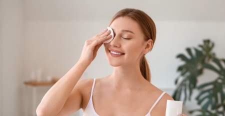 Borítókép: Két összetevős ápoló sminklemosó készítése otthon