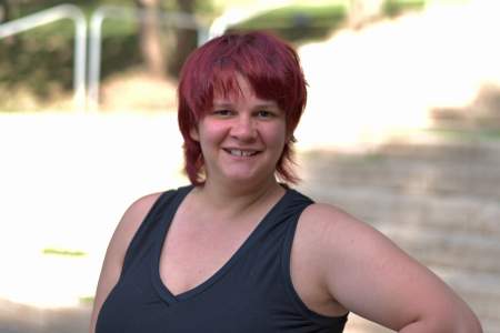 Borítókép: Azonnal kirúgták, miután bejelentette, hogy terhes - most hulladékból készít vegán női ruhákat