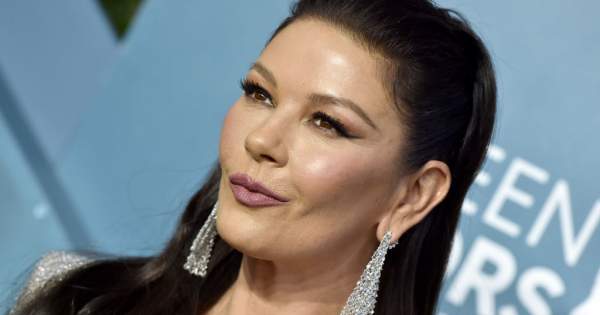 Borítókép: Catherine Zeta-Jones alakja még mindig bomba, fürdőruhában mutatta meg magát