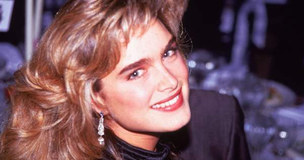 Borítókép: Brooke Shields végre felfedte ikonikus szemöldökének titkát - ki nem találnád, mit használ rá!