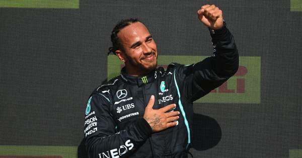 Borítókép: Lewis Hamilton kemény és kíméletlenül őszinte poszttal áll ki a magyar LMBTQ közösség mellett