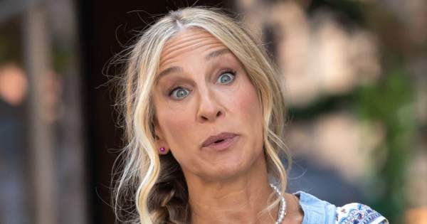 Borítókép: A Szex és New York rajongóit teljesen sokkolta Sarah Jessica Parker filléres ruhája - FOTÓ