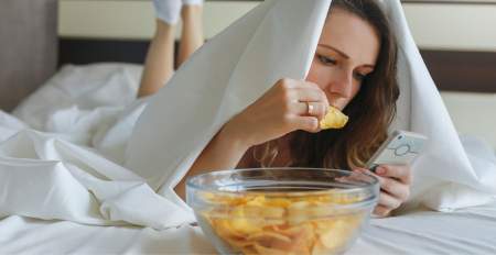 Borítókép: Megvan, miért követi falásroham az alváshiányt!