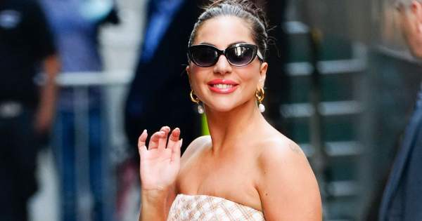 Borítókép: Lady Gagától elakad a lélegzet: gyönyörű ruhában és frenetikus magassarkúban vonult az utcán