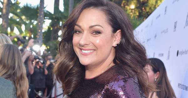 Borítókép: Minden idők legnagyobb női trollja most visszatért, hogy kifigurázza az Insta-fotókat – NYÁRI KIADÁS