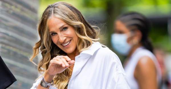 Borítókép: Sarah Jessica Parker és Jennifer Lopez is ugyanarra a ruhadarabra esküszik - Na de kinek áll jobban?