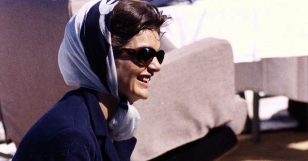 Borítókép: Kopizd le a stílusát: 10 nyári alapdarab, amiben olyan stílusos lehetsz, mint Jackie Kennedy