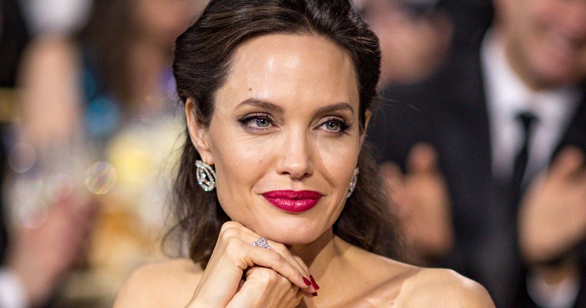 5 alapdarab, amit Angelina Jolie állandóan visel: másold le a stílusát!