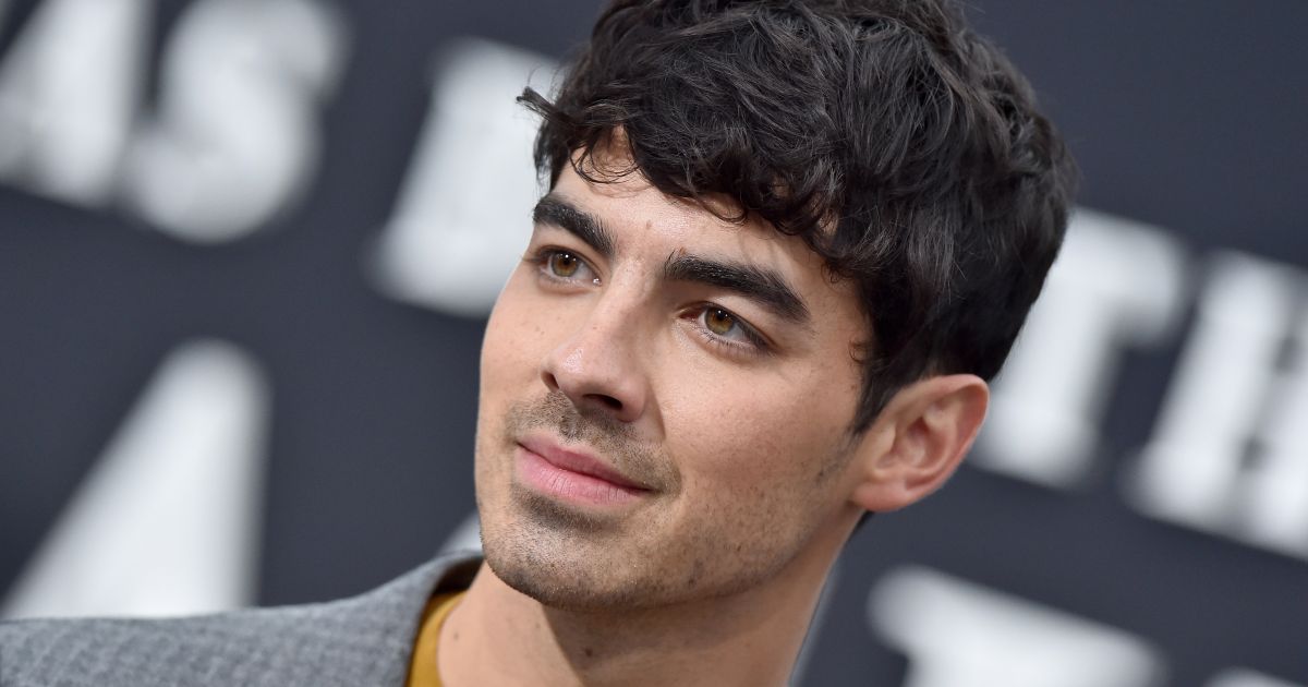 Joe Jonas szó szerint semmit nem visel a legújabb képén