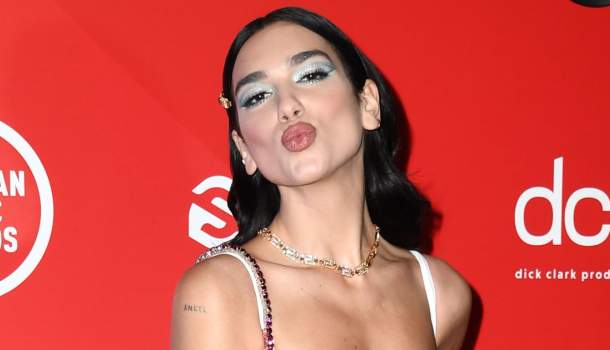 Borítókép: Dua Lipa blézere mellé a legminibb szoknyát választotta, amit valaha láttunk