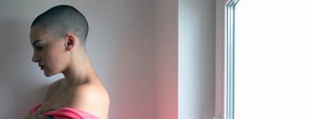 Borítókép: Kopaszra borotváltatta a lánya fejét, hogy megbüntesse