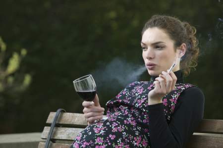 Borítókép: „A lányom terhes és nem akarja letenni a cigit” - Anyák, akik nem vesznek tudomást a másállapotukról