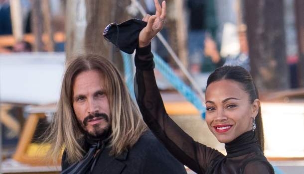 Borítókép: Zoe Saldana fehérneműt villantott a vörös szőnyegen