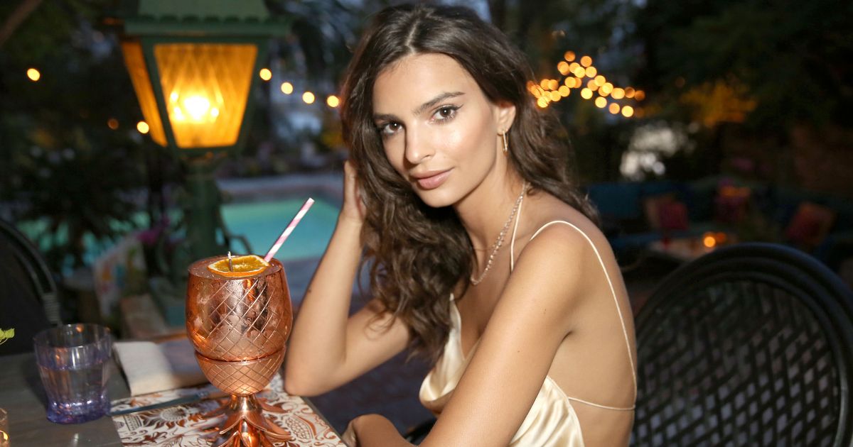 6 hónappal fia születése után fürdőruhában vonult végig a kifutón Emily Ratajkowski 