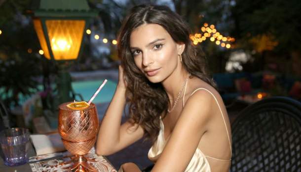 Borítókép: 6 hónappal fia születése után fürdőruhában vonult végig a kifutón Emily Ratajkowski 