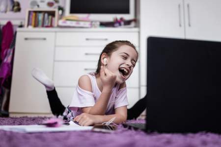 Borítókép: Még Zuckerberg is leragasztja a magáét – ezért fontos letakarni gyermekeink webkameráját