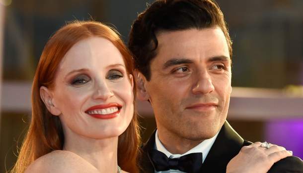 Borítókép: Jessica Chastain és Oscar Isaac össze is hozta a Velencei Filmfesztivál egyik legemlékezetesebb vörös szőnyeges pillanatát