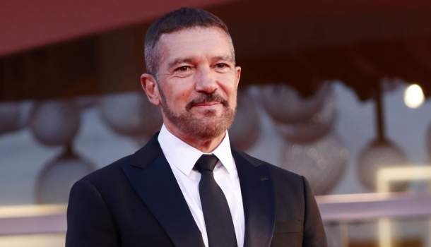 Borítókép: Antonio Banderas szerelmes tiniként mosolygott barátnője oldalán a Velencei Filmfesztiválon