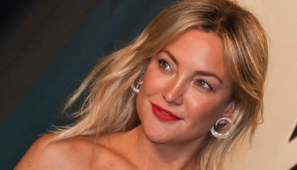 Borítókép: Kate Hudson vörös tüllruhája mindenkit túlragyogott a Velencei Filmfesztiválon