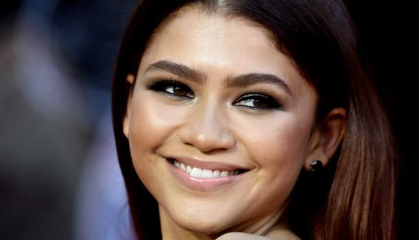 Borítókép: Zendaya legutóbbi szettjében az észvesztően lapos hasánál csak egy dolog elképesztőbb: a frizurája