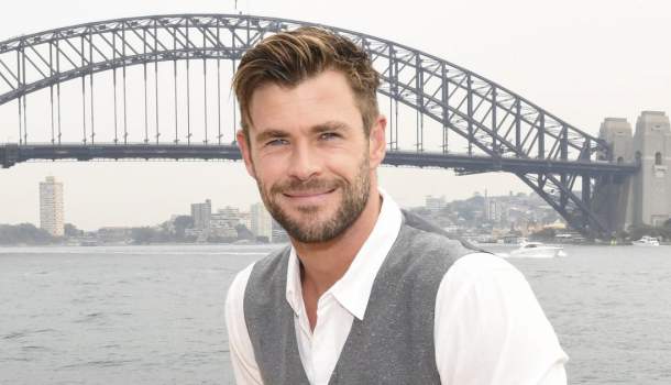 Borítókép: Káprázik a szemünk?!? Chris Hemsworth apukájának fiatalkori képe felrobbantotta az internetet