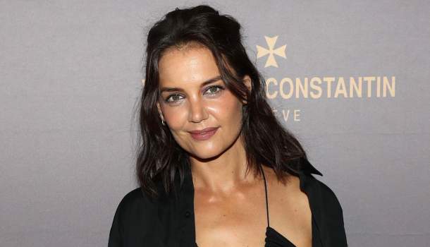 Borítókép: Katie Holmes furcsa ruhaválasztásáról nem tudjuk levenni a szemünket - FOTÓ
