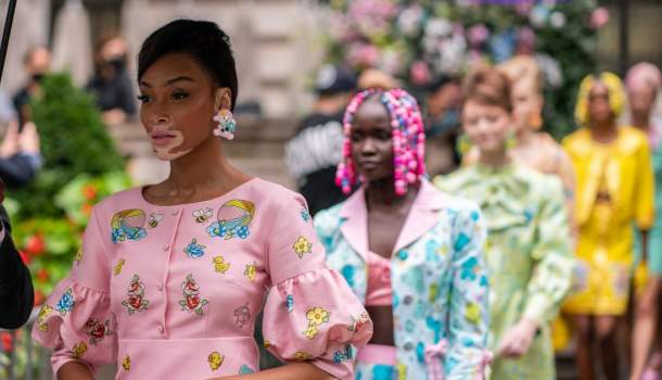 Borítókép: A Moschino kerekesszékes, transznemű modellje a New York-i divathét sztárja