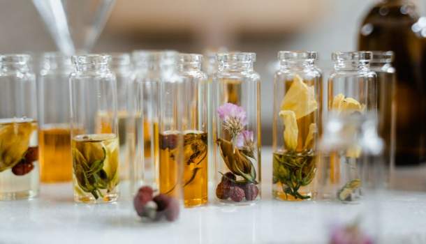 Borítókép: Üvegcsébe zárt csoda: Az illóolaj, ami kiránt az őszi depresszióból!