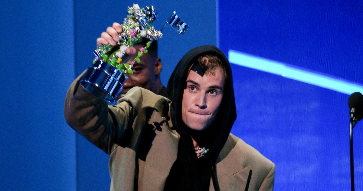 Szétszedte az internet Justin Biebert a VMA-s fellépése miatt - Ketten pedig majdnem összeverekedtek a gálán