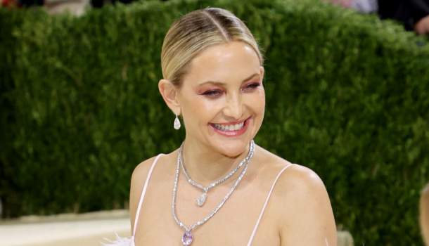 Borítókép: Meglepetés! Kate Hudsont eljegyezték - hatalmas gyémántgyűrűjét a Met-gálán mutatta meg