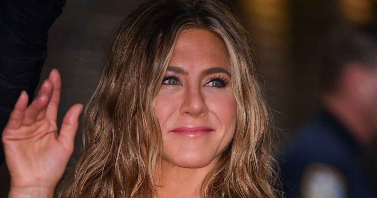 Jennifer Aniston kihagyta a Met-gálát, és mégis az ő vadító ruhájáról beszél a fél internet