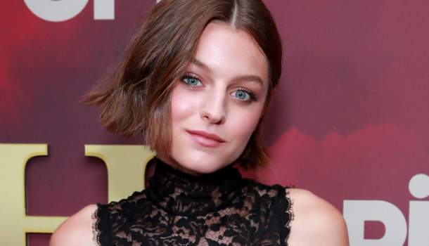 Borítókép: A mindig gyönyörű Emma Corrin a körmeivel sokkolt az Emmy-díjkiosztón