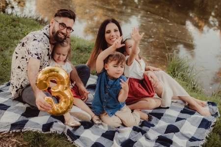 Borítókép: "Ma megállok és kizárom a hétköznapok monotonitását" - A 3 gyermekes Dávid születésnapi köszöntője ikreinek