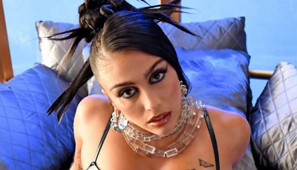 Borítókép: Wow! Madonna lánya a Versace kifutóján debütált a milánói divathéten