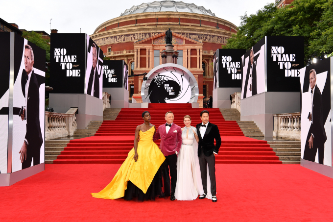 Lashana Lynch, Daniel Craig, Léa Seydoux, és Cary Joji Fukunga