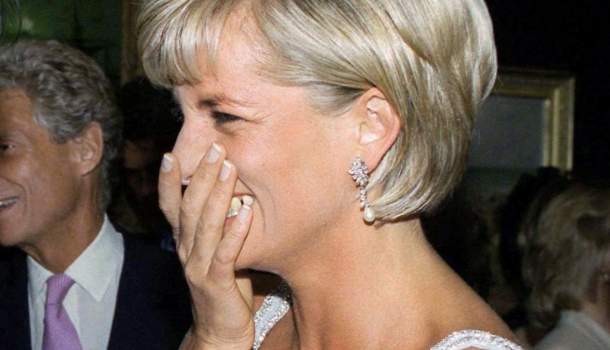 Borítókép: 10 híres nő, aki eddig megpróbált leutánozni Diana hercegnét (kisebb vagy nagyobb sikerrel)