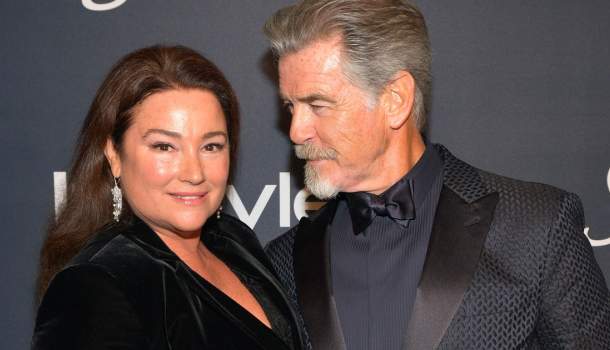 Borítókép: Pierce Brosnan smink nélküli fotón büszkélkedett el gyönyörű feleségével