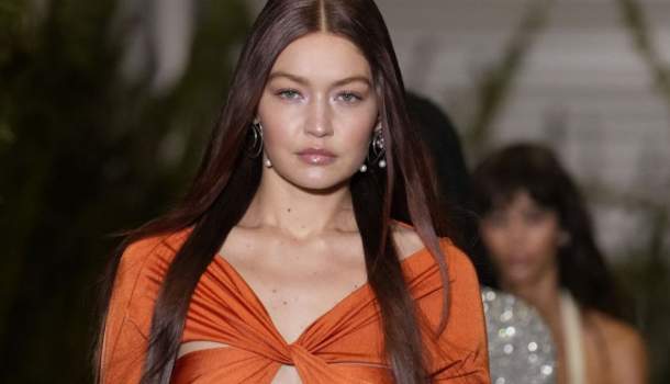 Borítókép: Alig hisszük el: 1 évvel a szülés után őrületesen kockás Gigi Hadid hasa