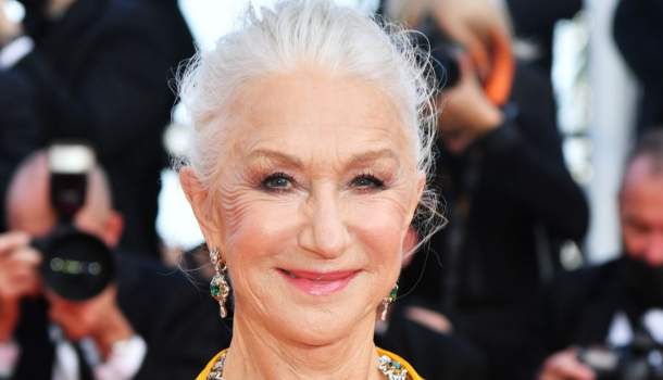 Borítókép: Helen Mirren platform magas sarkúban és vadító sminkben vonult végig a párizsi divathét kifutóján