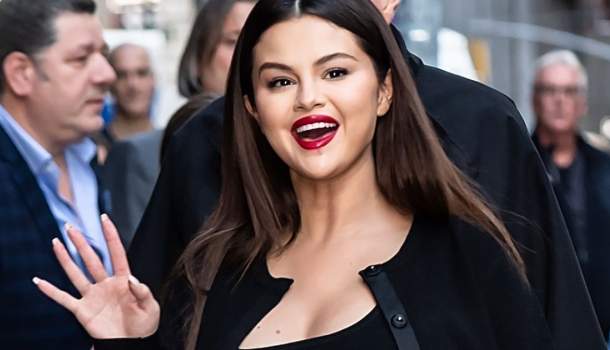 Borítókép: Selena Gomez egy hónap alatt kétszer is Nanushka ruhába bújt - FOTÓK