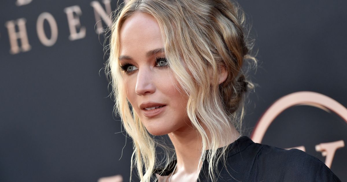 Jennifer Lawrence nem akármilyen ruhában mutatta meg kerekedő pocakját