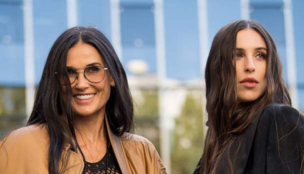 Borítókép: Demi Moore egy dögös darabban, lánya társaságában érkezett a párizsi divathétre