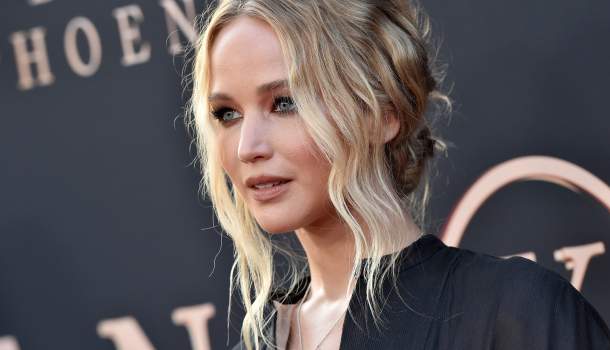 Borítókép: Jennifer Lawrence nem akármilyen ruhában mutatta meg kerekedő pocakját