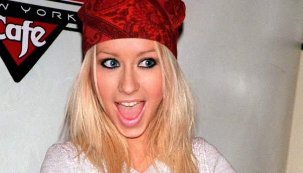 Borítókép: Visszatér Christina Aguilera kedvenc villantós darabja! Mikro miniszoknyákat hoz a 2022-es tavasz