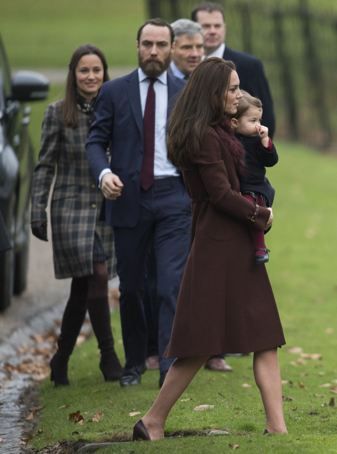 A képen elöl Katalin hercegné, mögötte James Middleton, majd Pippa Middleton.