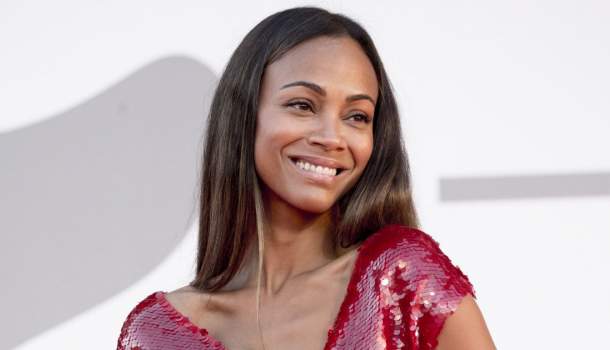 Borítókép: A génlottó nyertese! A 3 gyerekes Zoe Saldana bikinis fotóján ámul az internet