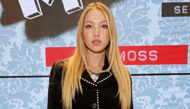 Borítókép:  Fiatalok ezreinek adhat erőt! Kate Moss lánya büszkén vonult elővillanó inzulinpumpájával a kifutón 