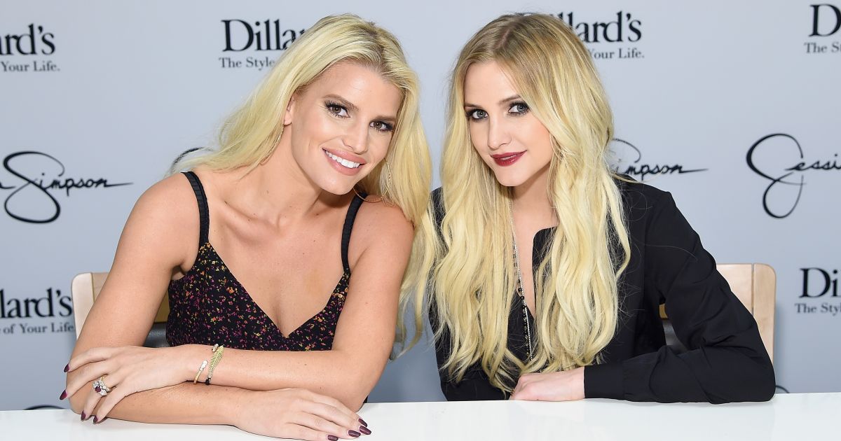 Jessica és Ashlee Simpson a világ legdögösebb koszorúslányai voltak: nem akármilyen ruhát viseltek